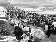 Tisce jihokorejskch uprchlk uteklo ze severn sti zem, kam se pesunuly hlavn boje. (leden 1951)