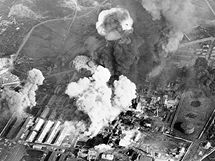 Bombardovn chemick tovrny v severokorejskm Wonsanu. (ervenec 1950)