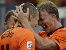 JA! Aarjen Robben (vlevo) a Dirk Kuyt jsaj po vsteeln vodnho glu Nizozemc do st Slovenska