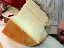 tvrtina bochnku pravho parmaznu v zhruba deset kilo a na jeho vrobu se spotebovalo zhruba 150 litr kvalitnho mlka od krav chovanch na pastvinch v oblasti kolem Parmy, Modeny a Bologne. 