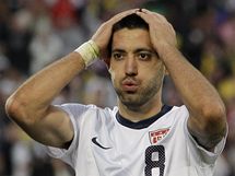 JAK JSEM TO MOHL NEPROMNIT? Americk zlonk Clint Dempsey schovv hlavu do dlan kvli nepromnn anci.