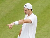 RADOST A SMUTEK. John Isner (vpravo) slav zatmco Nicolas Mahut po porce schoval hlavu do runku