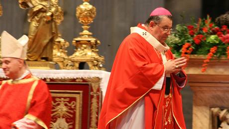 Dominik Duka krátce poté, co pevzal od papee Benedikta XVI. palium, odznak arcibiskup-metropolit.