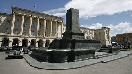 Z gruznskho Gori, rodit Josifa Stalina, odstranili sochu sovtskho dikttora (25. ervna 2010)