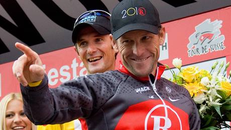 DVA NEJRYCHLEJÍ. Cyklisté Frank Schleck (vlevo) a Lance Amstrong byli v závrené asovce závodu kolem výcarska první a druhý.