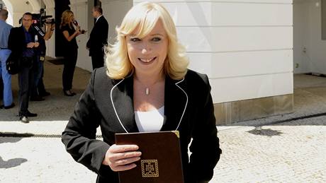 Designovaná premiérka Iveta Radičová odchází od prezidenta Gašparoviče (23. červen 2010) Designovaná premiérka Iveta Radičová odchází od prezidenta Gašparoviče (23. červen 2010)