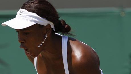 Venus Williamsová v souboji 4. kola Wimbledonu s Australankou Grothovou