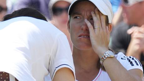 Justine Heninová si nechává oetit zranné zápstí v souboji 4. kola Wimbledonu proti krajance Clijstersové