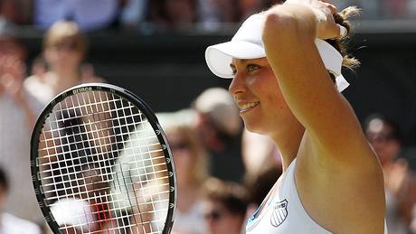 Vera Zvonarevová se usmívá, práv postoupila do semifinále Wimbledonu