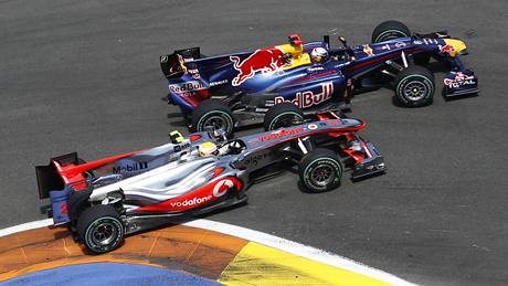 Lewis Hamilton se na trati Velké ceny Evropy pokouí pedjet Sebastiana Vettela