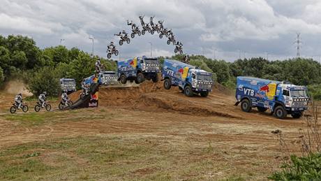 Jezdec FMX Alexej Kolesnikov křížem přeskočil přes kamion šampiona Vladimira Chagina Jezdec FMX Alexej Kolesnikov křížem přeskočil přes kamion šampiona Vladimira Chagina