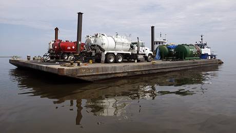 Technika na itní ropou zamoené oblasti v zátoce Barataria v Louisian (19. ervna 2010)