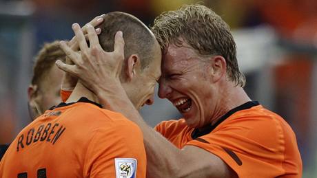 JA! Aarjen Robben (vlevo) a Dirk Kuyt jásají po vsteelní úvodního gólu Nizozemc do sít Slovenska