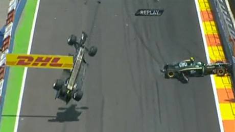 Webber narazil do zád vozu Fina Kovalainena a vznesl se s monopostem Red Bull do vzduchu.