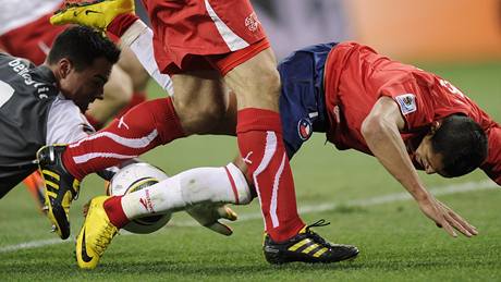 výcarský branká Diego Benaglio v souboji s chilským útonkem Alexisem Sanchezem.