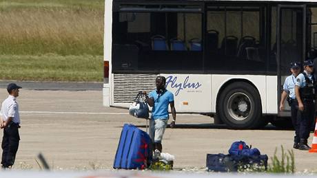 Francouzský obránce Bacary Sagna po píletu z JIní Afriky na hlídaném letiti v La Bourget u Paíe.