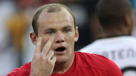 Útoník Rooney se má emu divit, sudí Anglianm neuznali regulérní gól...
