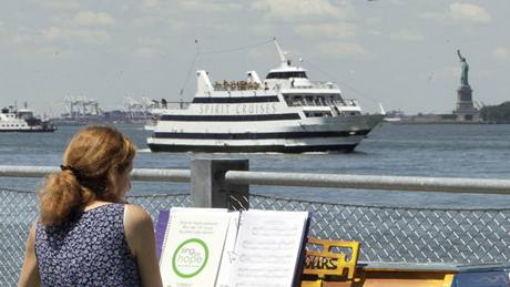 Newyorčané si mohou zahrát na piano přímo na ulici Newyorčané si mohou zahrát na piano přímo na ulici