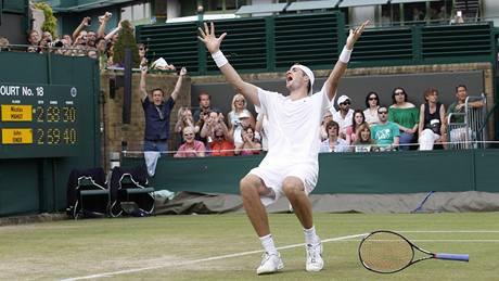 Američan John Isner vítězí v nejdelším zápase tenisové historie. Američan John Isner vítězí v nejdelším zápase tenisové historie.