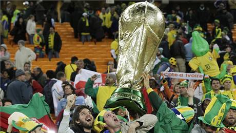 POHÁR BUDE NÁ. Braziltí fandové oslavují postup do osmifinále s obí napodobeninou mistrovského poháru.