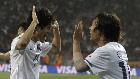 JE TAM. Korejtí fotbalisté se radují ze vsteleného gólu. Vlevo stelec branky ong-jong. 