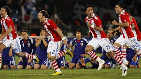 JDOU DÁL. Fotbalisté Paraguaye se radují z postupu do tvrtfinále mistrovství svta.