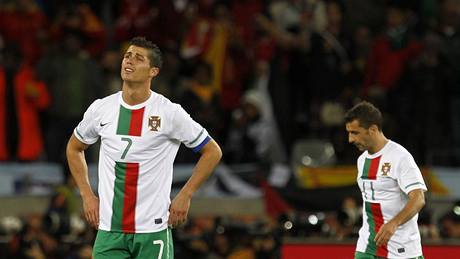 PORTUGALSKÝ SMUTEK. Portugaltí fotbalisté jsou rozmrzelí z inkasované branky.