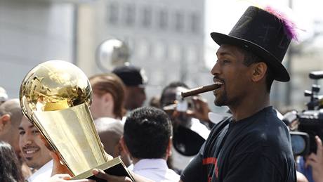 Ron Artest kraloval poslednímu utkání sezony v NBA a kraloval i oslavám. Takhle variace na strýka Skrblíka asi utkví fanoukm Los Angeles Lakers na dlouho v pamti.