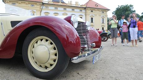 V zámeckém parku ve Slavkov se seli píznivci historických vozidel Oldtimer 