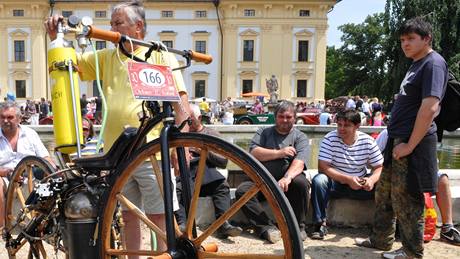 V zámeckém parku ve Slavkov se seli píznivci historických vozidel Oldtimer 