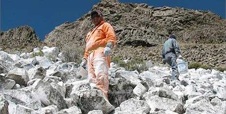 Eduardo Gold barví se svými pomocníky skály v peruánských Andách na bílo. Chce tak zastavit tání ledovc