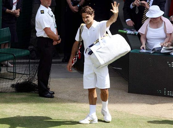 Roger Federer se louí s diváky ve Wimbledonu, kde ho letos ve tvrtfinále vyadil Tomá Berdych