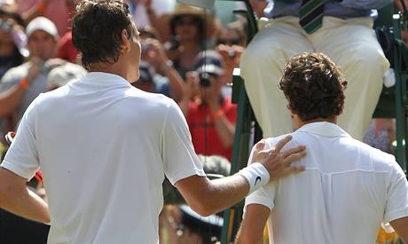 Tom Berdych (vlevo) a Roger Federer po tvrtfinlov bitv ve Wimbledonu