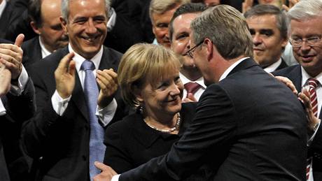 Nmecká kancléka Angela Merkelová gratuluje nov zvolenému prezidentovi Christianu Wulffovi. (30. ervna 2010)