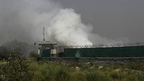 Základna NATO u afghánského Džalalábádu při útoku sebevražedného komanda Talibanu (30. června 2010) Základna NATO u afghánského Džalalábádu při útoku sebevražedného komanda Talibanu (30. června 2010)