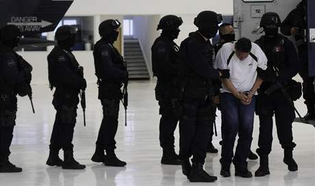 Policie odvádí lena drogového gangu Jesúse Cháveze, který naídil vradu americké úednice. (2. ervence 2010)