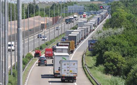 Na dálnici D1 u Brna se tvoí dlouhé kolony (8. ervence 2010)