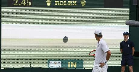 Tom Berdych sleduje jestb oko v semifinle tenisovho Wimbledonu