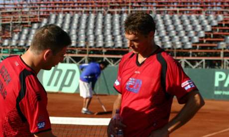 Jan Hjek (vlevo) a Frantiek ermk pi trninku na Davis Cup v Chile