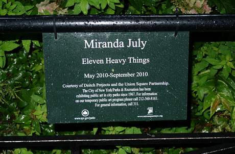 Miranda July: vstava Eleven Heavy Things na Union Square, New York