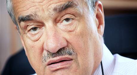 Ministr zahranií Karel Schwarzenberg pi rozhovoru pro iDNES.cz. (7. ervence 2010)