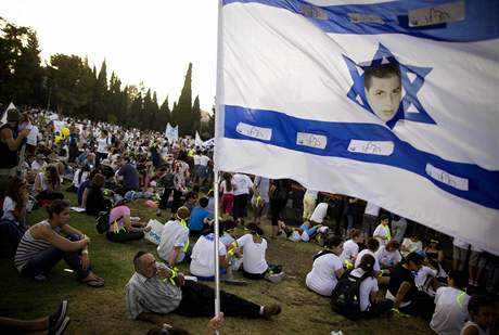 Demonstrace za proputní Gilada alita