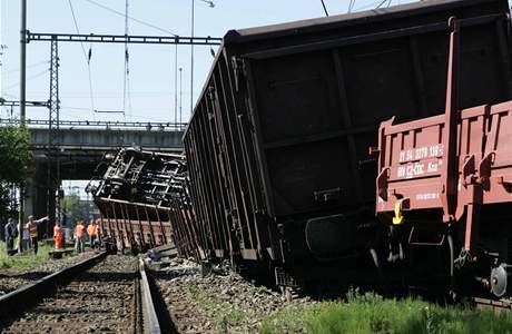 V Olomouci se srazil nákladní vlak s lokomotivou. Vykolejilo jedenáct vagón. (3. ervence 2010)