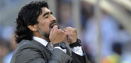 TRENR. Argentinsk kou Diego Maradona diriguje sv hre bhem tvrtfinle.