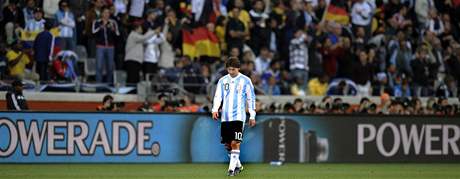 HVZDA KON. Lionel Messi opout po porce trvnk.