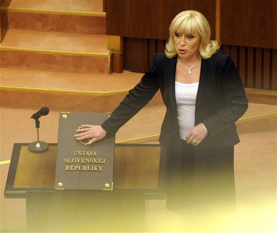 Lídryn SDKÚ Iveta Radiová skládá poslanecký slib (8. ervence 2010)