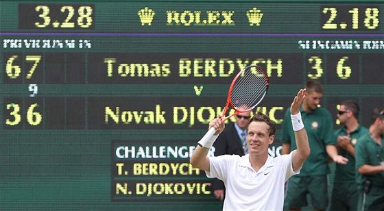 Tomá Berdych tsn po semifinále tenisového Wimbledonu, v nm porazil Novaka Djokovie
