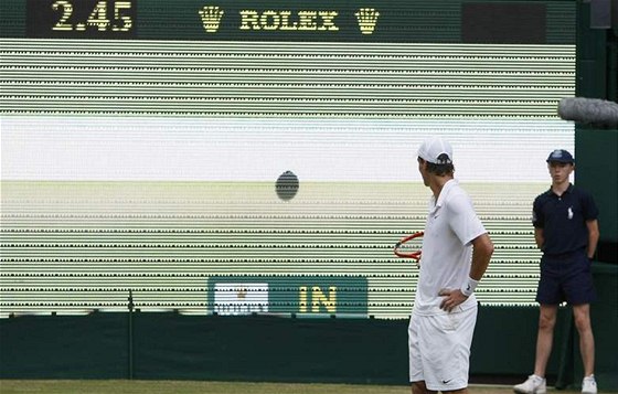 Tomá Berdych sleduje jestábí oko v semifinále tenisového Wimbledonu