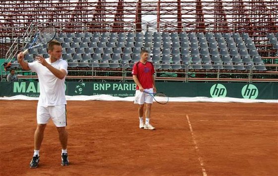 Ivo Miná (vlevo) a Jan Hájek pi tréninku na Davis Cup proti Chile