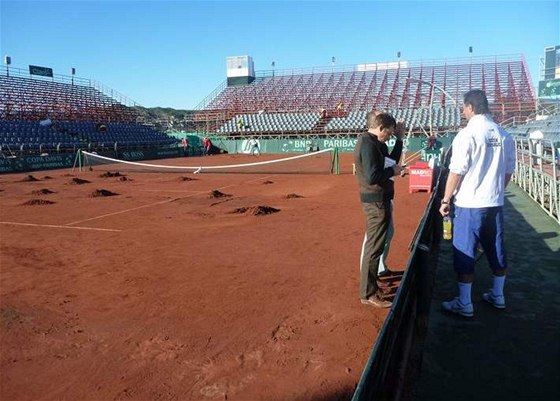 Zniený centrální dvorec v Coquimbu, djit tvrtfinále Davis Cupu Chile - esko. Vpravo kapitán Jaroslav Navrátil